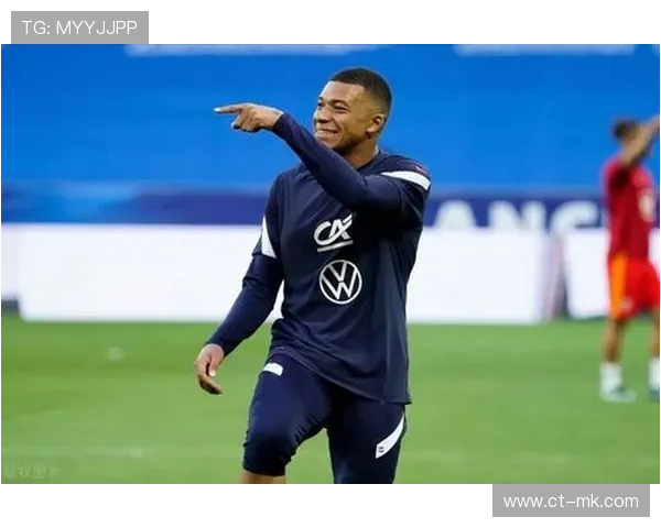 足球球星弹钢琴展现多才多艺虎扑回放精彩瞬间引发球迷热议